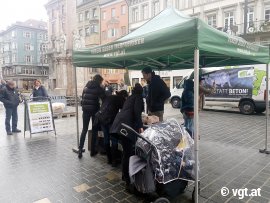 Passant_innen am VGT-Infostand