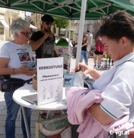 Personen die pflanzliche Milchakternativen verkosten.