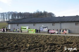 Demonstrant_innen vor Schweinefabrik