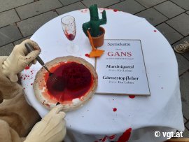 Tisch mit einem Teller, auf dem ein blutiger Klumpen liegt.