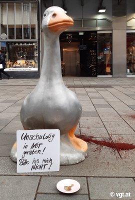 Gans-Statue mit Hinweisschid