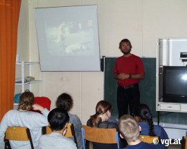 Martin Balluch mit Schulklasse