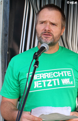 Martin Balluch spricht auf einer Kundgebung