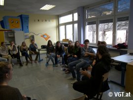 Chris Moser mit Schüler_innen