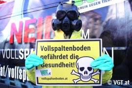 Aktivistin mit Gasmaske und Warnschild