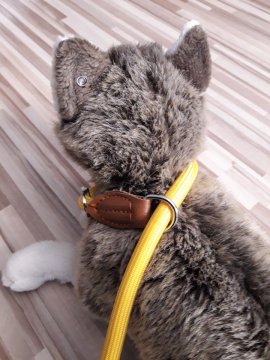 Stoffhund mit Würgehalsband