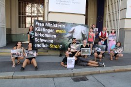 Aktivistin_innen vor dem Landwirtschaftsministerium