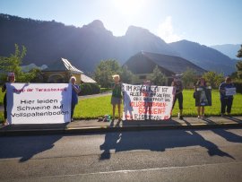 Demonstrant_innen vor dem Betrieb