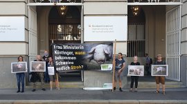 Aktivist_innen vor dem Landwirtschaftsministerium