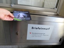Flugblatt vor Briefkasten des Bundesministeriums