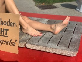 Füße auf Vollspaltenboden