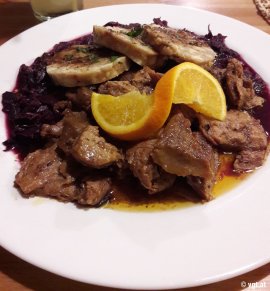 Veganes Gansl mit Knödel und Rotkraut