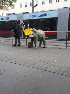 Betteln mit Plastik-Elefant