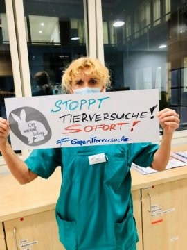 Aktivistin mit Schild