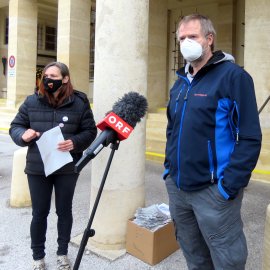 Personen stehen rund um ein ORF-Mikrophon