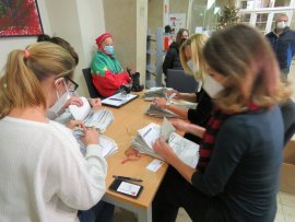 Personen rund um einen Tisch zählen Formulare