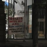 Unbekannte brachten Schweine-Vollspaltenboden-Protestplakat am AMA-Büro in Wien an