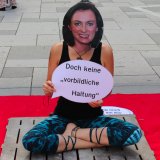 VGT-Aktion: Landwirtschaftsministerin Köstinger auf Vollspaltenboden am Stephansplatz
