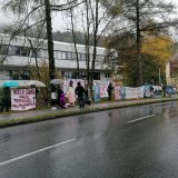 Kund_innentäuschung? – Protest vor Hofmetzgerei „Fuchserei“ in Grödig