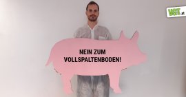 Tierschützer mit Pappschwein