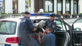 ins Auto zerren