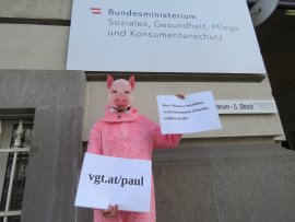 Rudi vor dem TS-Ministerium