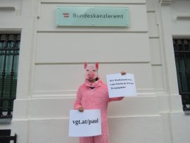 Rudi vor dem Bundeskanzleramt