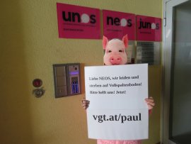 Rudi vor der NEOS Parteizentrale