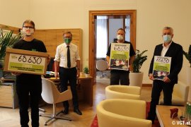 Anschober bei der Petitions-Übergabe