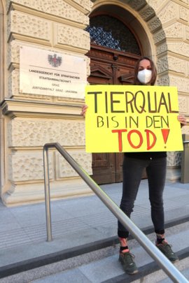 Demonstrantin vor dem Gericht