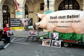 Das Grunzmobil vor der ÖVP-Zentrale in Wien