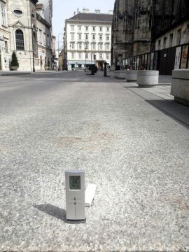 Thermometer steht am Asphalt