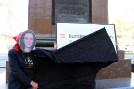 Enthüllung einer Tafel