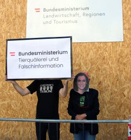 Schilder mit verschiedenen Ministeriums-Logos