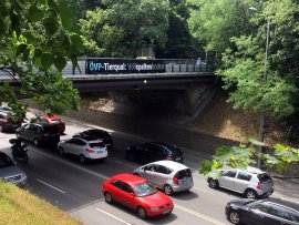 Infobanner-Kundgebung auf einer Autobahnbrücke
