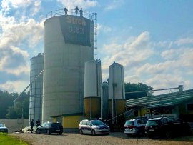 Polizeiautos vor der Tierfabrik