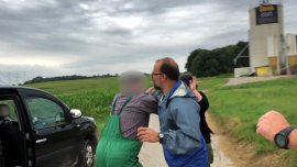 Ein Mann wird daran gehindert eine Aktivistin anzugreifen