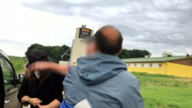 Der Mann schlägt die Aktivistin