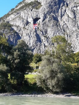 Riesiges Wolfbanner auf Berg