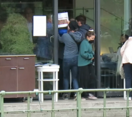 Tierschützer:innen bei Köstinger PK