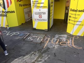 Kreidebotschaft vor Wahlkampfzentrale