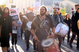 Kundgebungsteilnehmer:innen aus ganz Österreich marchieren gegen Tierpelze.