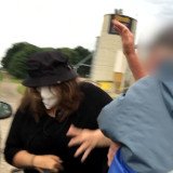 Besetzte Schweinefabrik: Landwirt schlägt auf Tierschützerin ein!