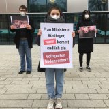 Spontane Meinungsäußerung von Tierschützer:innen bei Pressekonferenz Köstinger