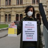 Zahlreiche Vollspaltenboden-Tierschutzaktionen gegen Landwirtschaftsministerin Köstinger