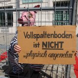 VGT-Aktion: Schweine gefangen auf dem Vollspaltenboden ohne Stroheinstreu!
