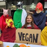 „Jesus wäre heute vegan“ – VGT-Aktion Letztes Abendmahl mit „Nutztieren“ statt Aposteln