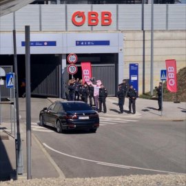 Das Auto mit der Ministerin fährt vor.