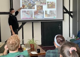 Ein Vortrag mit Bildschirmpräsentation.