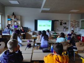 Eine Schulklasse beim Tierschutzunterricht.